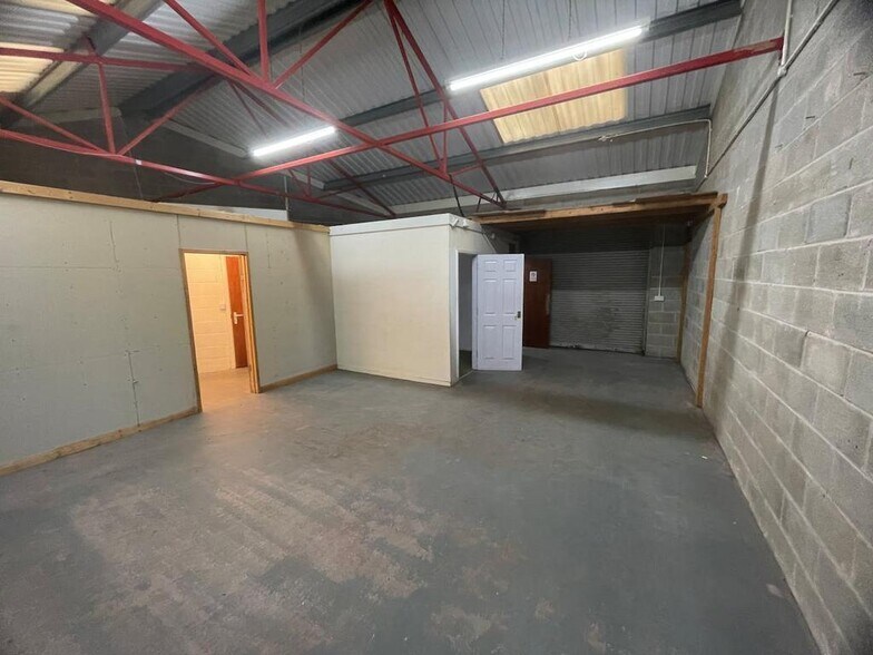 Units 17-21, Station St, Leek à louer - Photo du bâtiment - Image 2 de 19