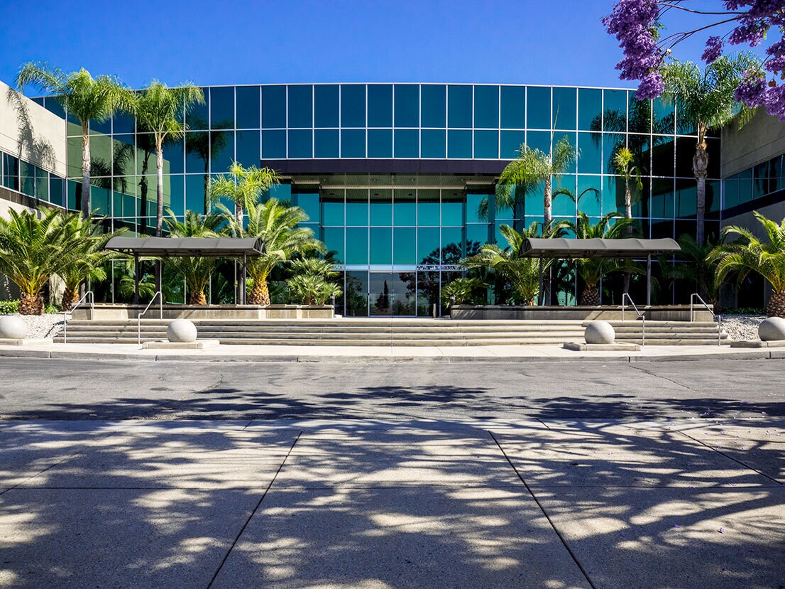 181 W Huntington Dr, Monrovia, CA à louer Photo du bâtiment- Image 1 de 7
