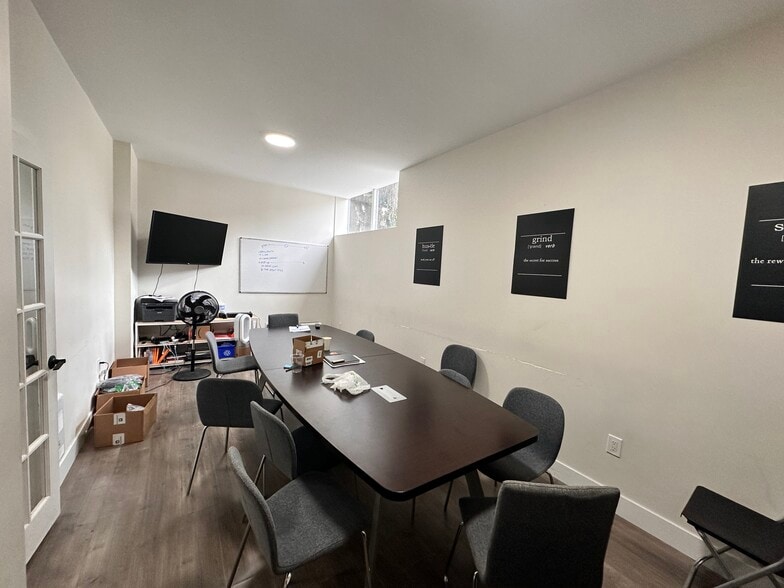 518 Agnes St, New Westminster, BC for lease - Interior Photo - Image 2 of 7