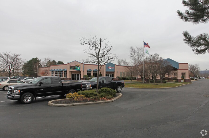 1777 Burrstone Rd, New Hartford, NY à vendre - Photo du bâtiment - Image 2 de 21