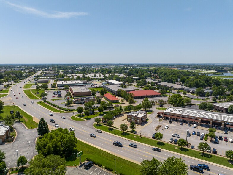 1700 SW Commerce Dr, Bentonville, AR à louer - Aérien - Image 3 de 4