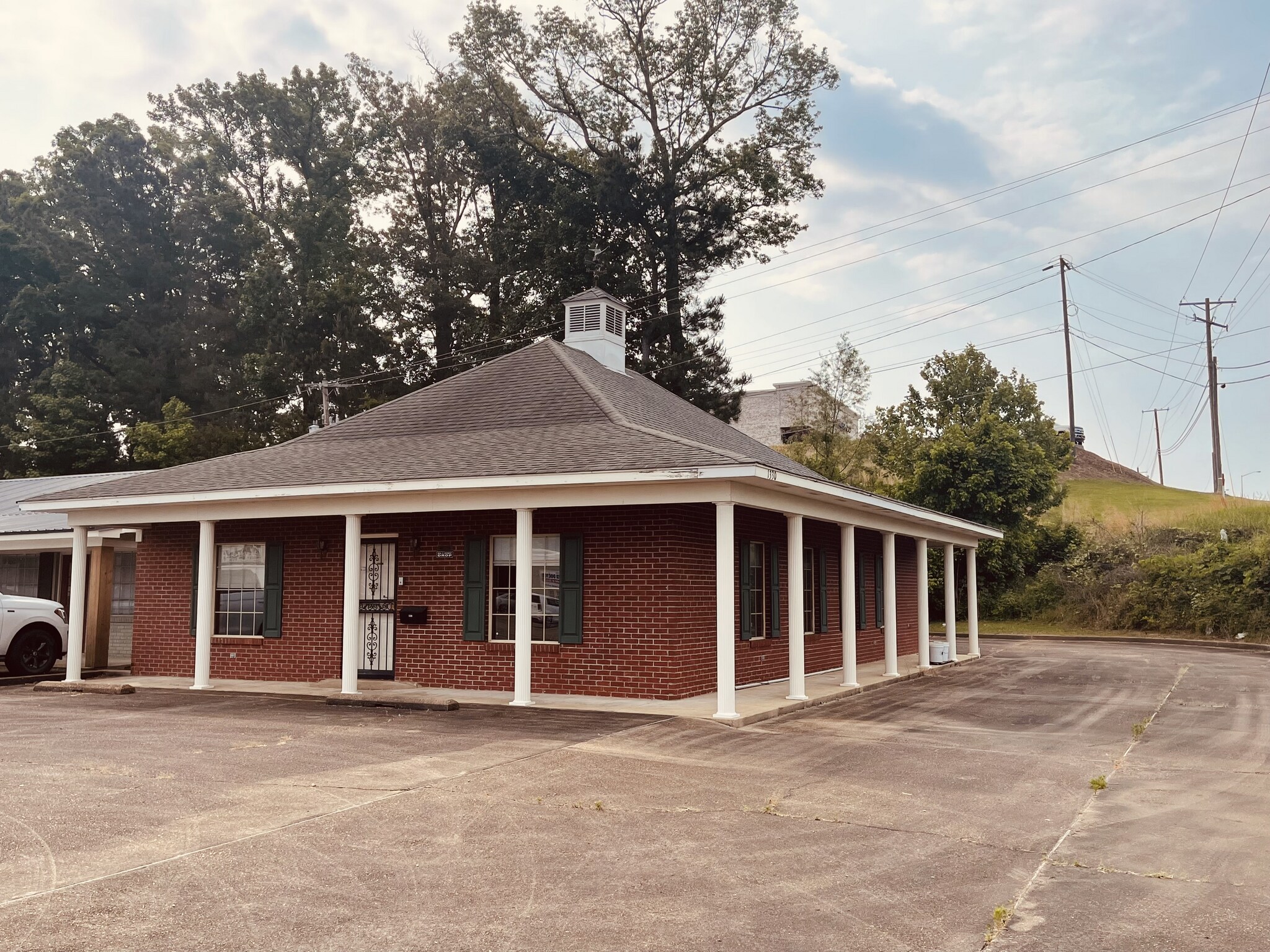 1330 Sunset Dr, Grenada, MS à louer Photo principale- Image 1 de 4