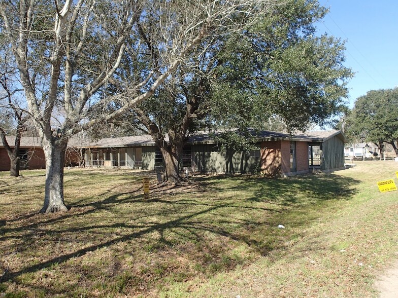 1015 N Liberty St, El Campo, TX for sale - Primary Photo - Image 1 of 12