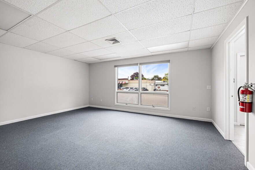 101 Franklin St, Westerly, RI à louer - Photo du bâtiment - Image 3 de 12