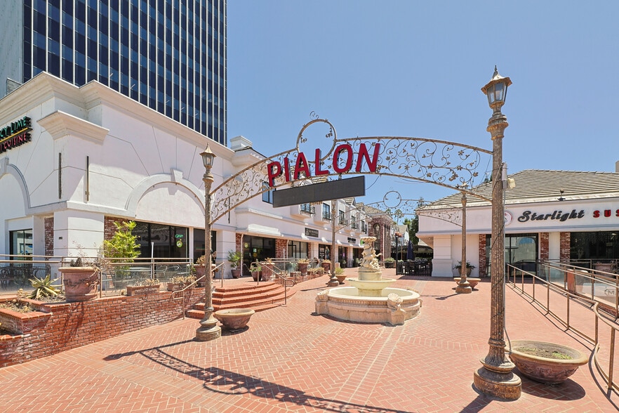 15928 Ventura Blvd, Encino, CA for lease - Building Photo - Image 2 of 8