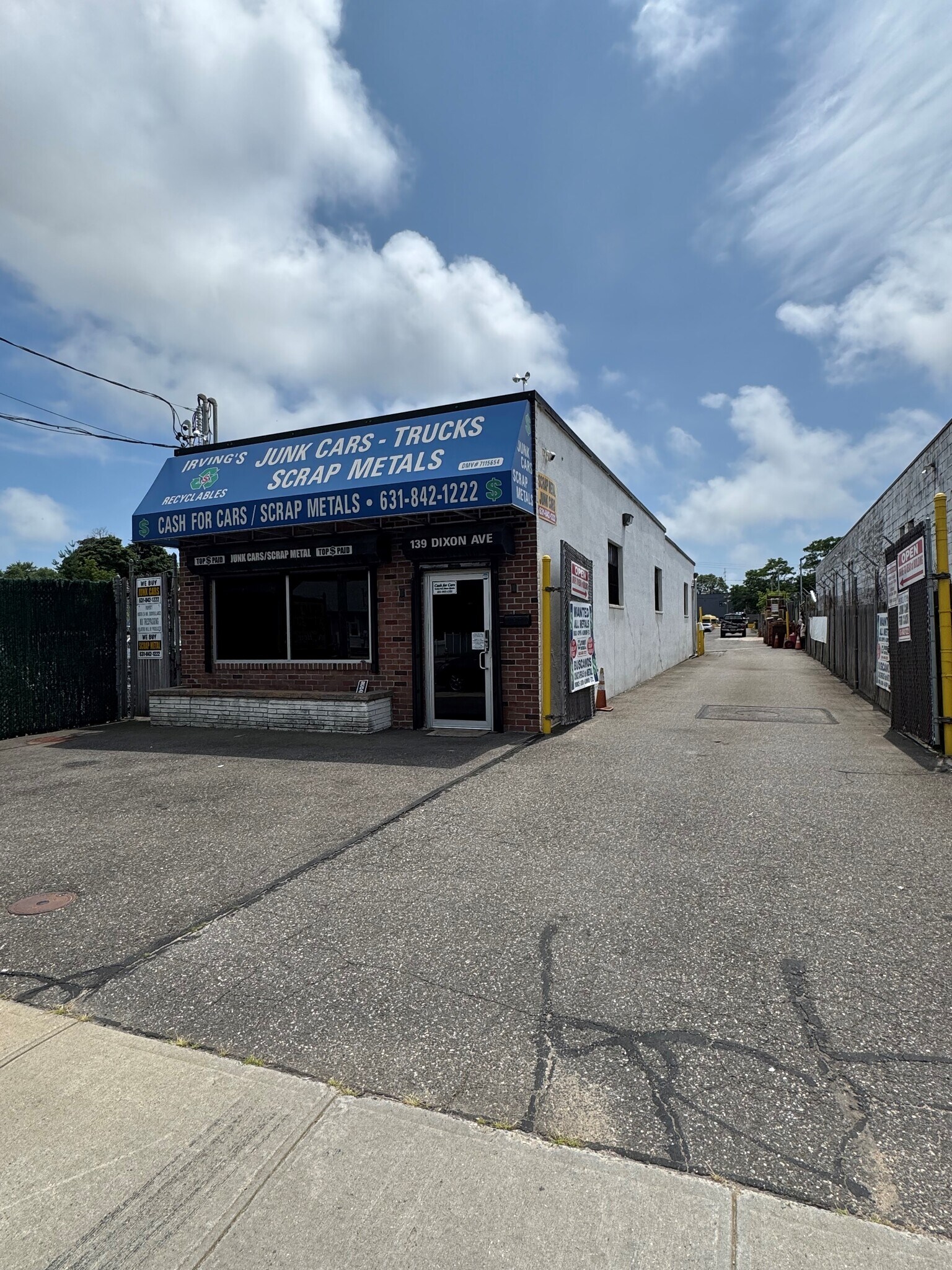 135 Dixon Ave, Amityville, NY à louer Photo du bâtiment- Image 1 de 8