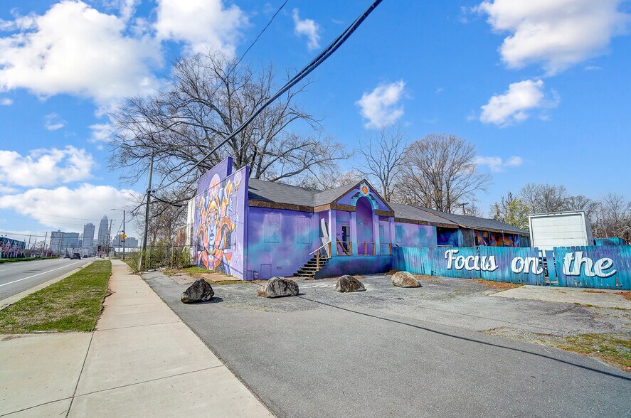 1725 N Tryon St N, Charlotte, NC à vendre - Photo du bâtiment - Image 3 de 42