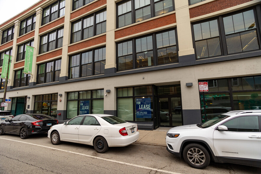 2545 W Diversey Ave, Chicago, IL for lease - Building Photo - Image 3 of 13