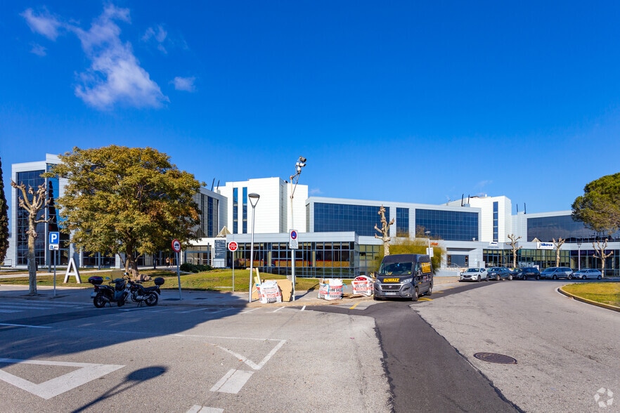 Plaça de la Volateria, 1, El Prat de Llobregat, Barcelona à louer - Photo du bâtiment - Image 2 de 5