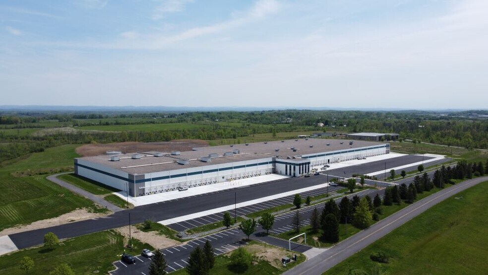 1 Van Bergen Ln, West Coxsackie, NY à louer - Photo du bâtiment - Image 2 de 7