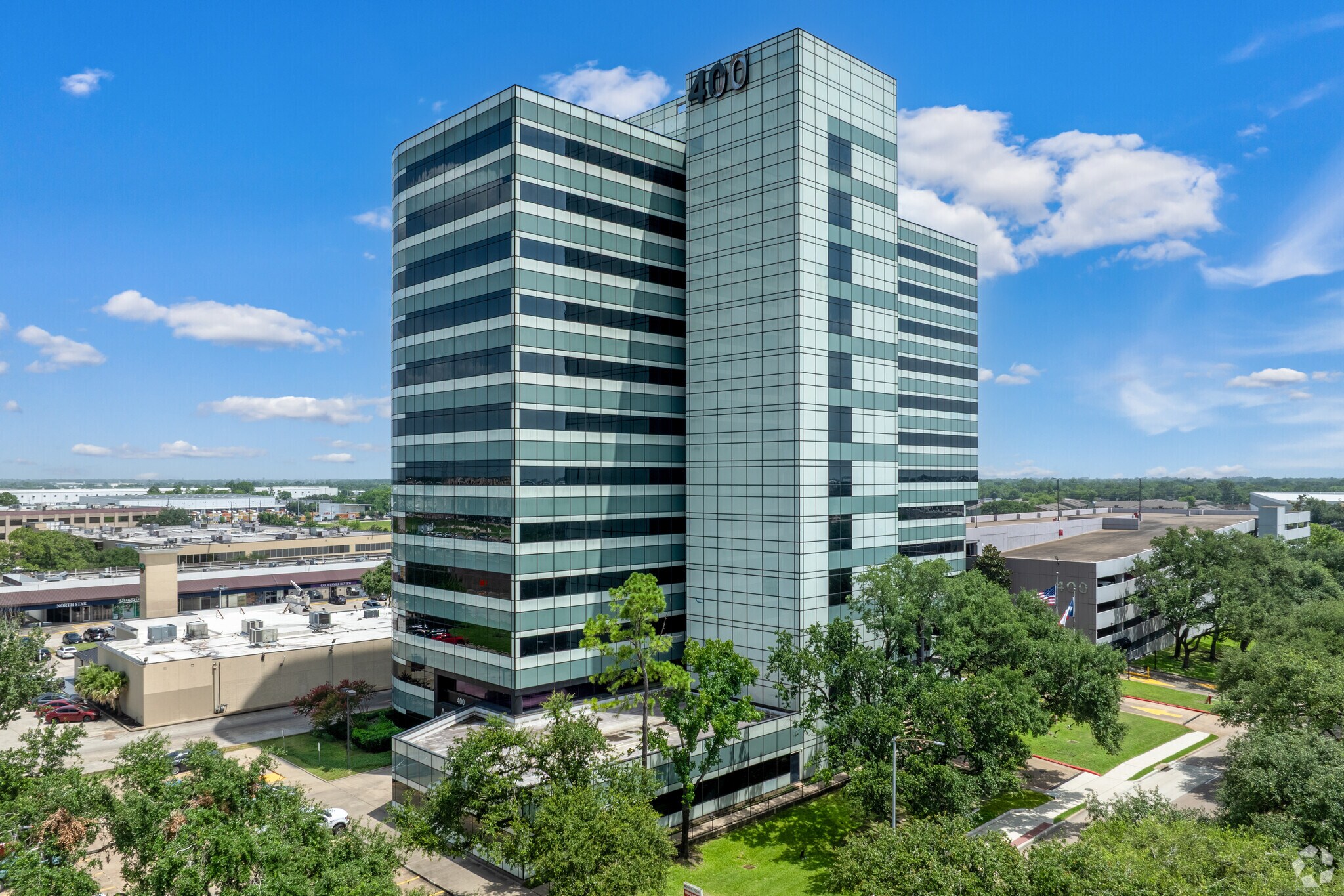 400 N Sam Houston Pky E, Houston, TX à louer Photo du bâtiment- Image 1 de 27