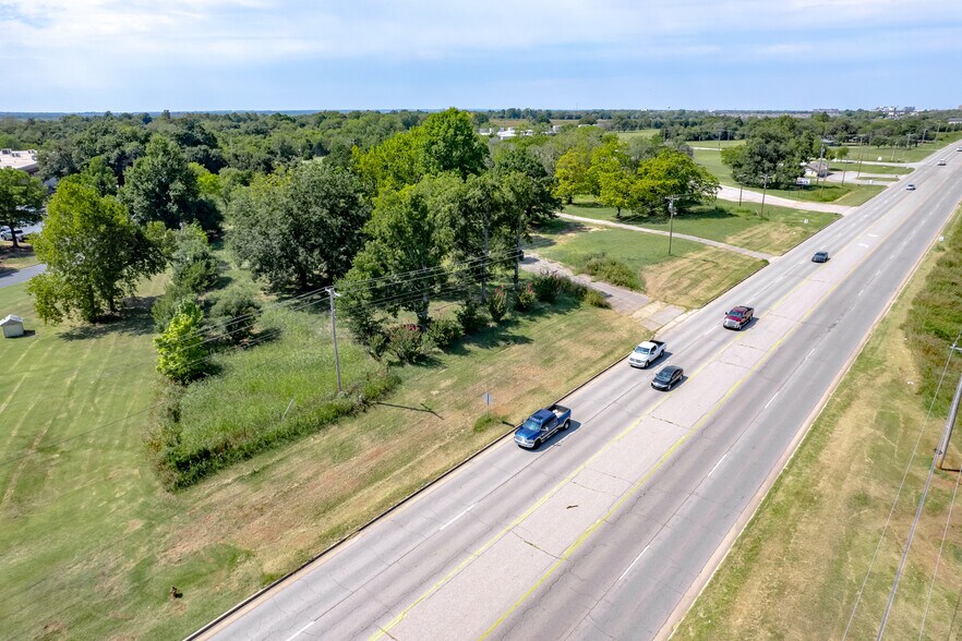 1640 N Main St, Noble, OK à vendre - Photo du bâtiment - Image 3 de 17