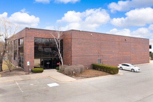 More details for 600 Heathrow Dr, Lincolnshire, IL - Industrial for Sale