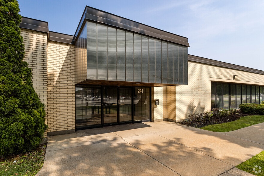 241 Boul Hymus, Pointe-claire, QC for lease - Building Photo - Image 2 of 5