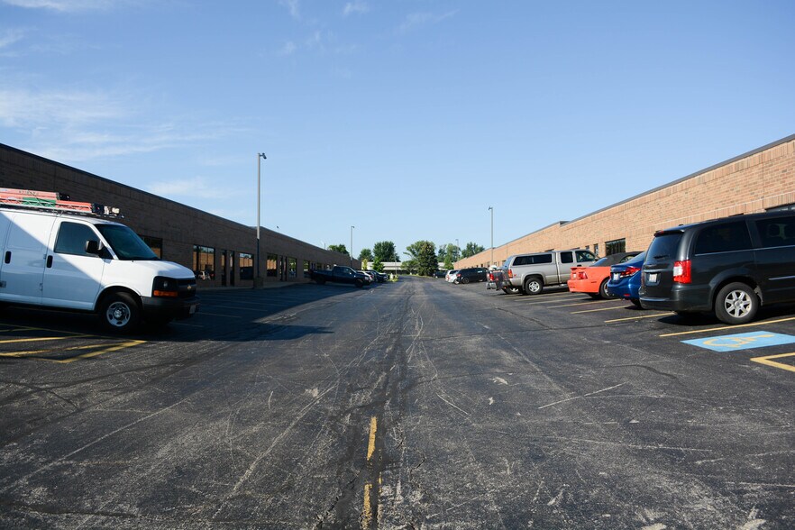 720 Industrial Dr, Cary, IL à vendre - Photo du bâtiment - Image 3 de 5