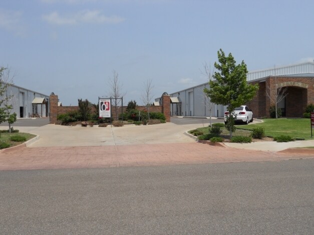 625 Enterprise Dr, Edmond, OK à louer - Photo du bâtiment - Image 2 de 3