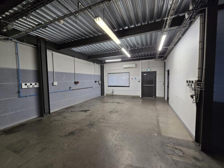 Flex in Nîmes for lease - Interior Photo - Image 2 of 23
