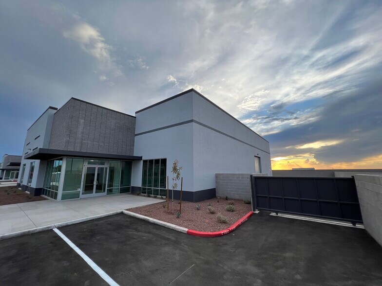 8607 E Pecos Rd, Mesa, AZ à louer - Photo du bâtiment - Image 1 de 12