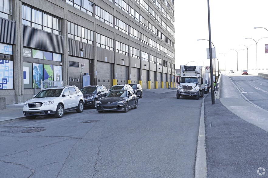5800 Rue Saint-Denis, Montréal, QC à louer - Photo du bâtiment - Image 2 de 6