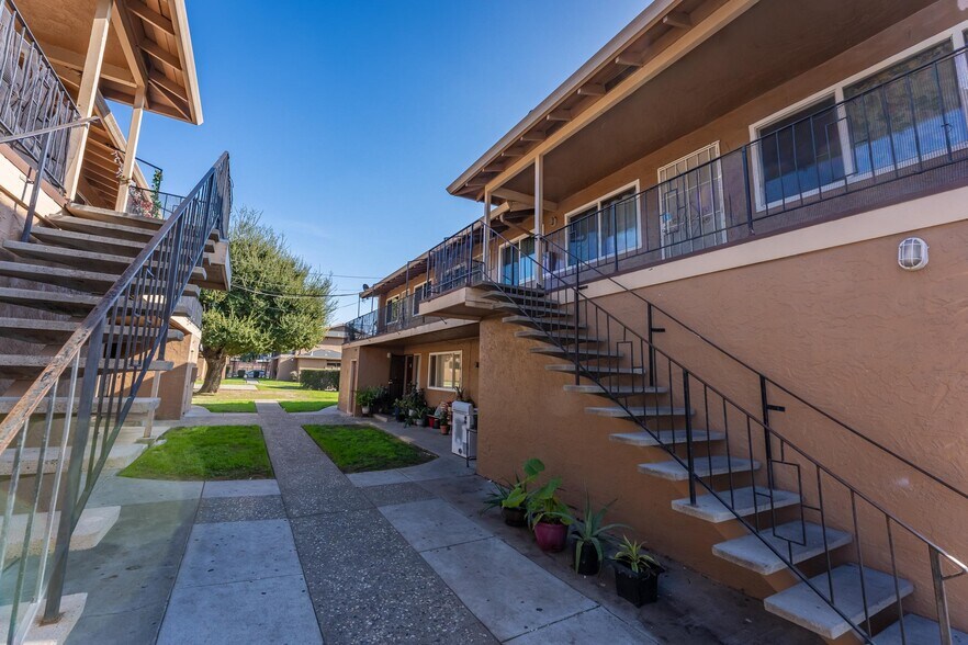 110 Roundtable Dr, San Jose, CA à vendre - Photo du bâtiment - Image 2 de 18