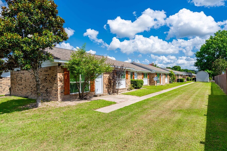 1702 N Newsome St, Mineola, TX for sale - Building Photo - Image 3 of 22