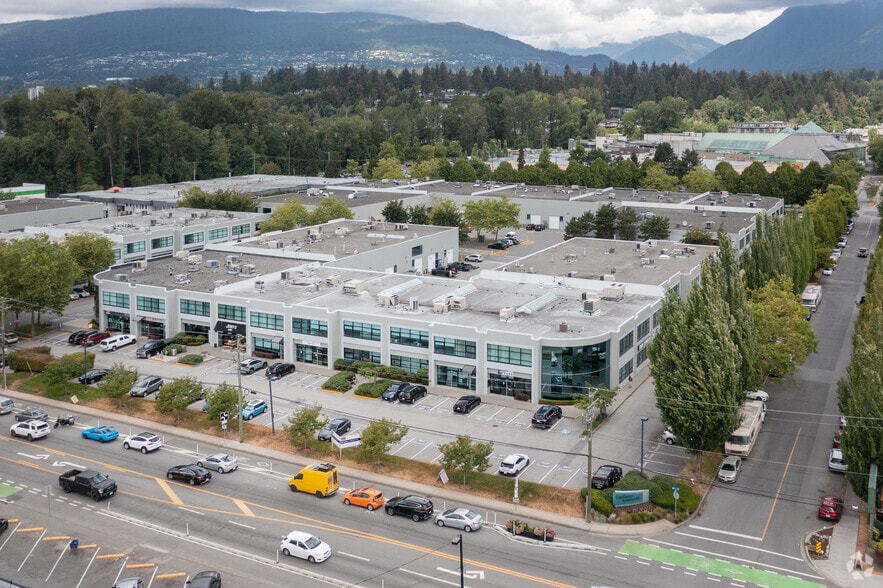 930 W 1st St, North Vancouver, BC for lease - Building Photo - Image 3 of 17