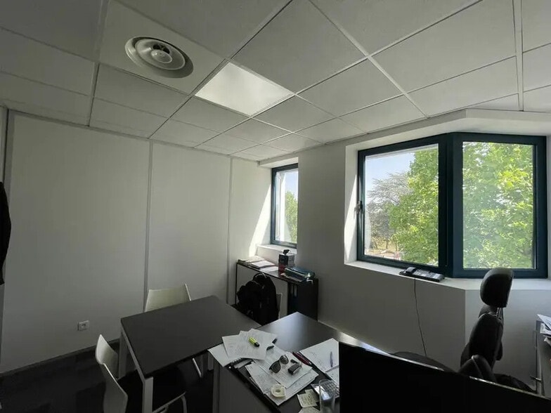 151 Route De Vourles, Saint-Genis-Laval for lease - Interior Photo - Image 3 of 12