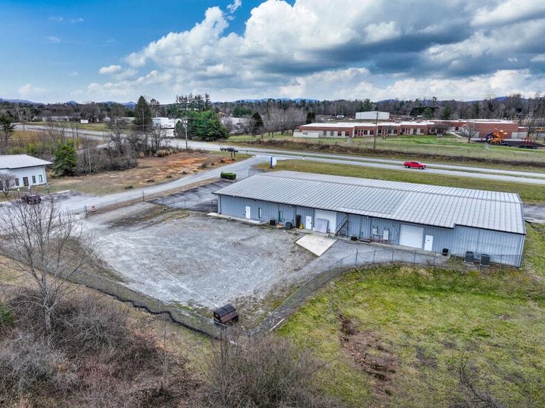 913 Upward Rd, Flat Rock, NC for lease - Building Photo - Image 3 of 10