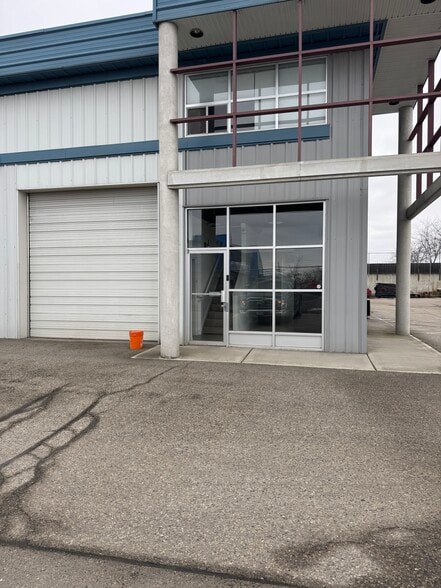2550 Acland Rd, Kelowna, BC for sale - Building Photo - Image 2 of 8