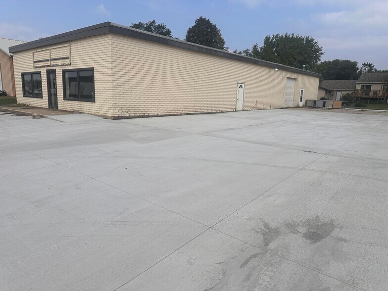 215 10th St SW, Spencer, IA à louer - Photo du bâtiment - Image 2 de 2