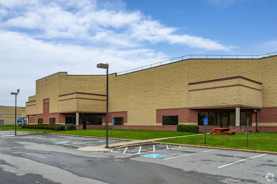 3 Boulden Cir, New Castle, DE à vendre - Photo du bâtiment - Image 1 de 1