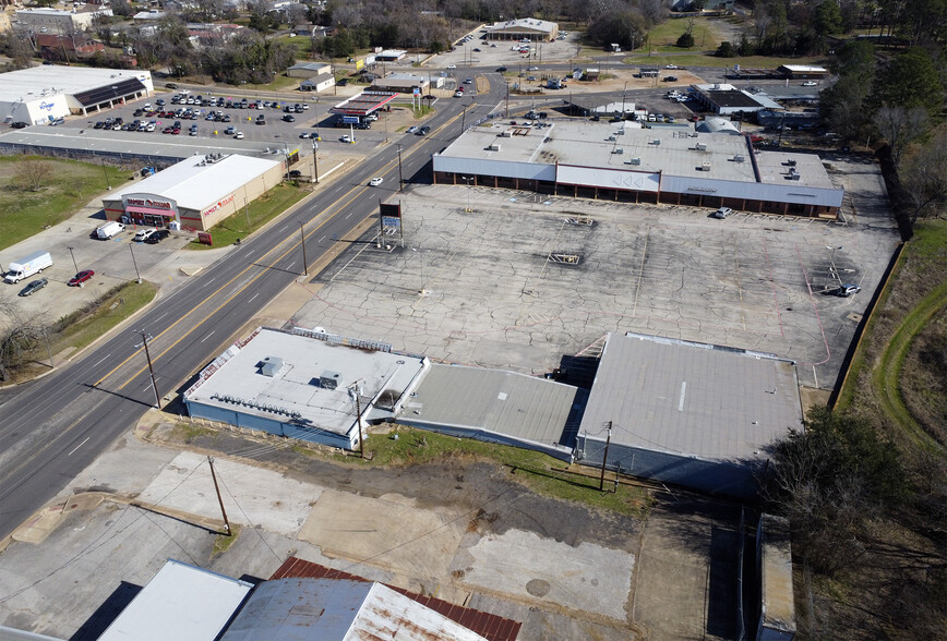 315-330 E Spring St, Palestine, TX for lease - Building Photo - Image 3 of 29