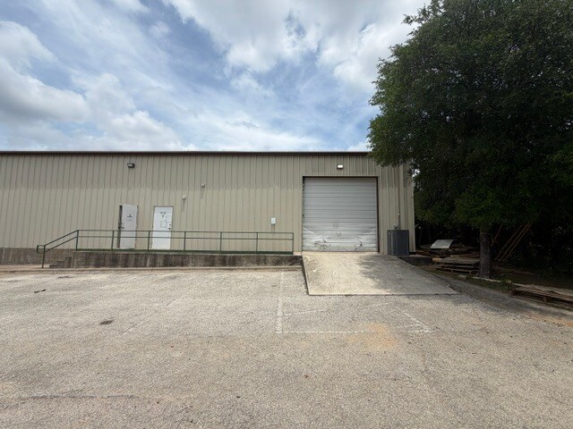 130 Ralph Ablanedo Dr, Austin, TX à louer - Photo du bâtiment - Image 2 de 8