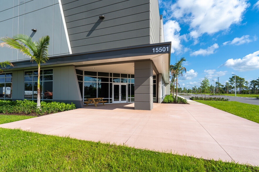 15501 Park of Commerce Blvd, Jupiter, FL for lease - Building Photo - Image 3 of 4
