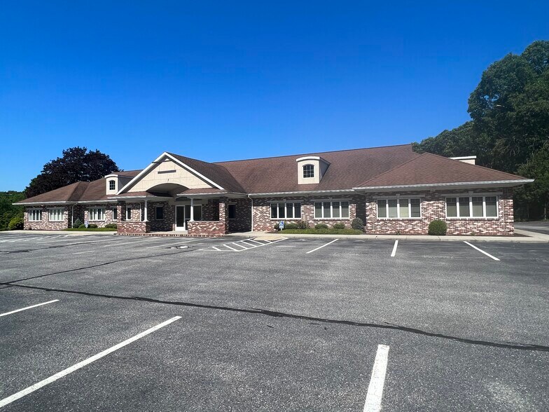 2 Lorenz Industrial Pky, Ledyard, CT for lease - Primary Photo - Image 1 of 7