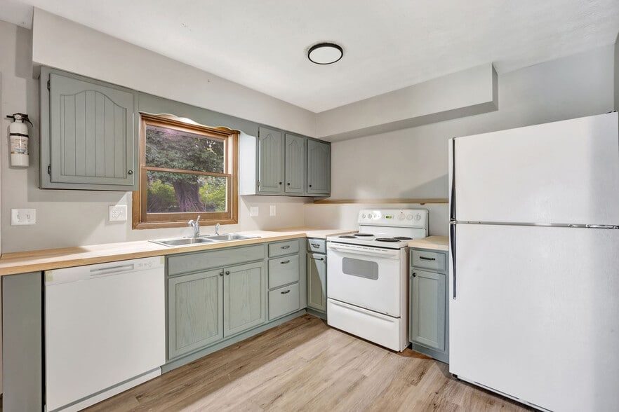 319 N Elm St, Oxford, OH for sale - Interior Photo - Image 2 of 8