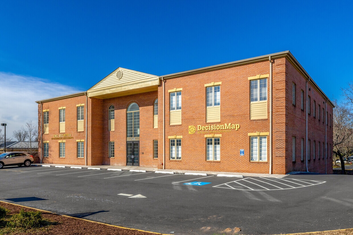746 Walker Rd, Great Falls, VA for lease Primary Photo- Image 1 of 6