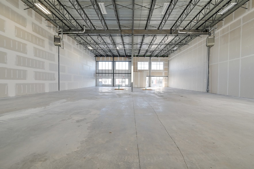 13903-13983 156th St NW, Edmonton, AB for lease - Interior Photo - Image 3 of 11