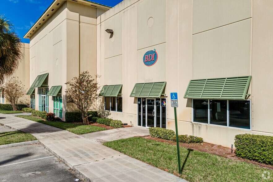 1901 Green Rd, Deerfield Beach, FL à louer - Photo du bâtiment - Image 3 de 16