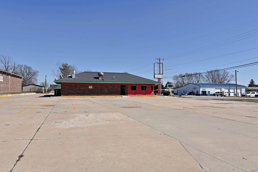1640 1st St W, Independence, IA à vendre - Photo du bâtiment - Image 2 de 13