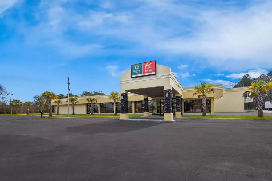 Quality Inn & Econo Lodge portfolio of 2 properties for sale on LoopNet.ca - Building Photo - Image 1 of 10