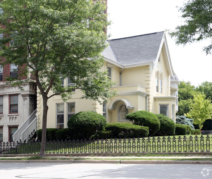 1216 N Prospect Ave, Milwaukee, WI à louer - Photo principale - Image 1 de 23