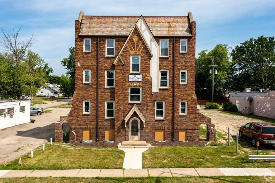 574 W Huron St, Pontiac, MI for sale - Building Photo - Image 2 of 18