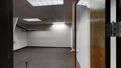 1251 N Plum Grove Rd, Schaumburg, IL à louer Photo intérieure- Image 2 de 11