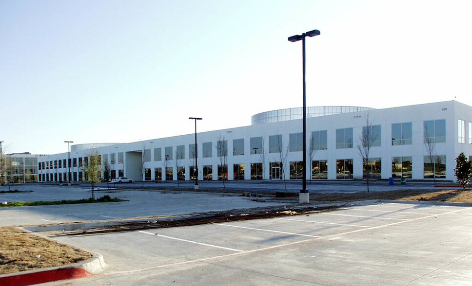 4025 Midway Rd, Carrollton, TX à louer - Photo du bâtiment - Image 1 de 3