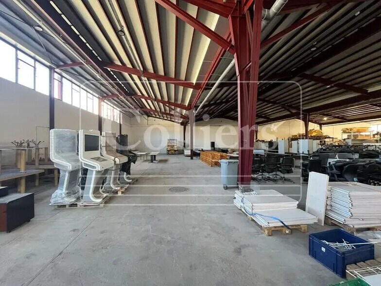 Flex in Aubagne for lease - Interior Photo - Image 3 of 8