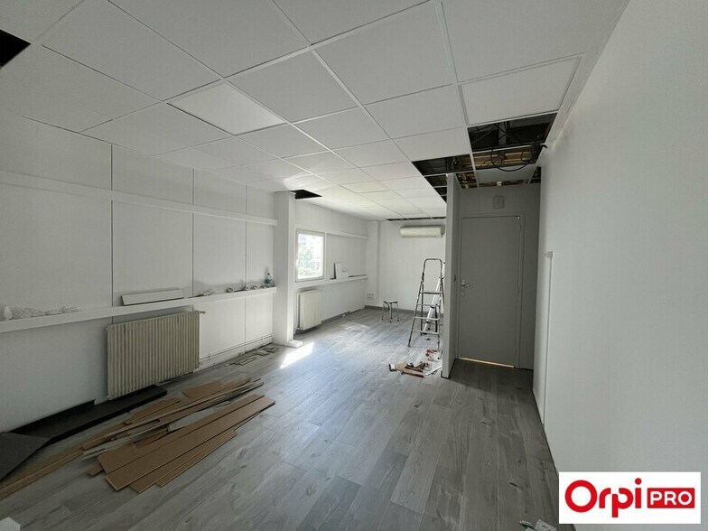 Office in Corbas for lease - Building Photo - Image 3 of 9