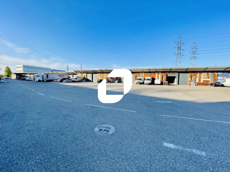 Flex dans Saint-Priest à louer - Photo du bâtiment - Image 3 de 7