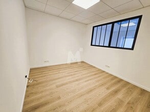 Office in Mennecy for lease Building Photo- Image 1 of 4