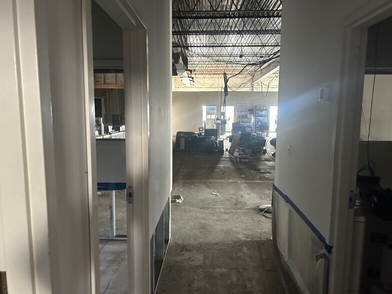 45 Sarah Dr, Farmingdale, NY à vendre - Photo intérieure - Image 2 de 5